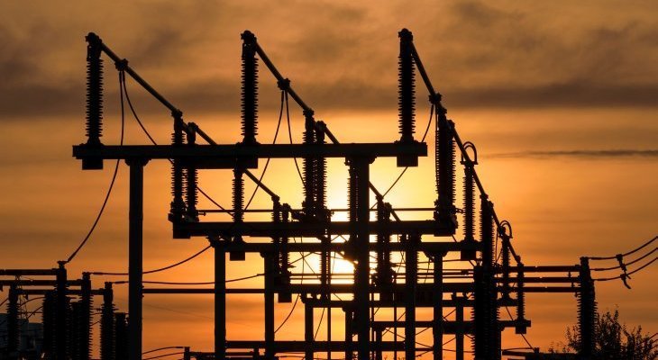 Elementy stacji elektroenergetycznej. Fot. ikrak/Adobe Stock