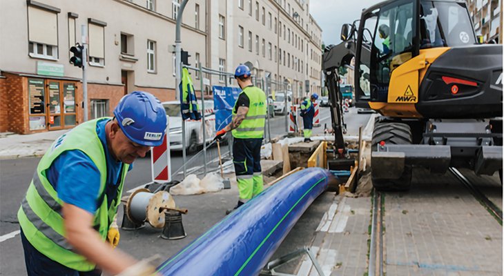 FOT. 1. | Wykładanie (relining) rurami ciągłymi (materiały TERLAN Sp z o.o. Grupa AQUANET S.A.)