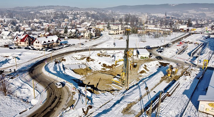 FOT. 1. | Budowa nowego odcinka linii kolejowej w Rabce-Zdroju. Fot. Piotr Hamarnik/PKP PLK