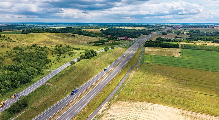 FOT. 1. | Widok na odcinek S3 od Dargobądza w kierunku Wolina. Fot. Mateusz Grzeszczuk/GDDKiA 