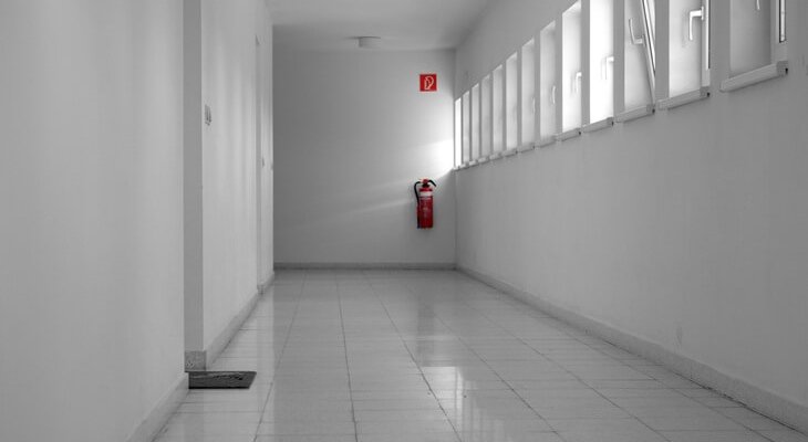 gaśnica na korytarzu