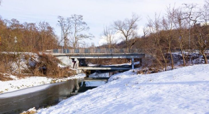 Przy moście nad Brzeźnicą powstanie kładka. Fot. UM Płock