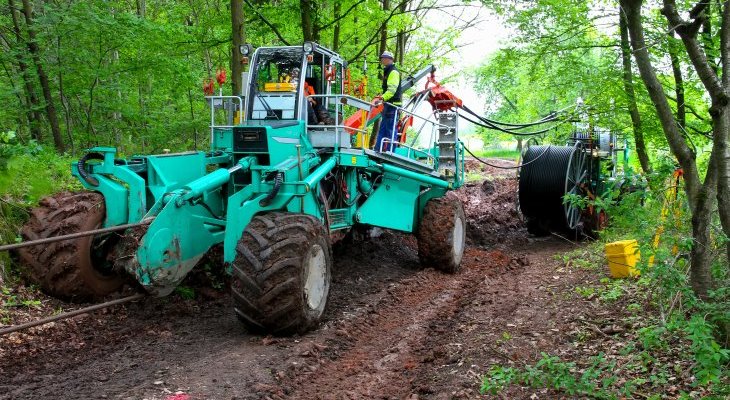 Układanie kabli metodą płużenia. Fot. ilustr. Comofoto/Adobe Stock