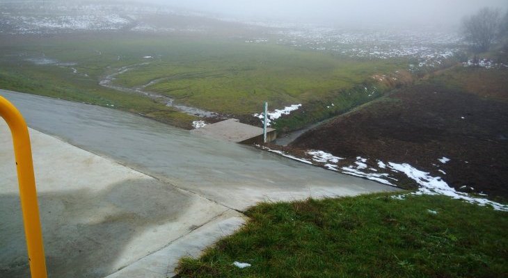Suchy zbiornik przeciwpowodziowy na potoku Tusznica. Fot. GUNB