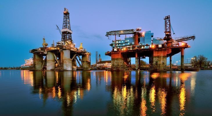 Platforma wydobywcza. Fot. janmiko/AdobeStock