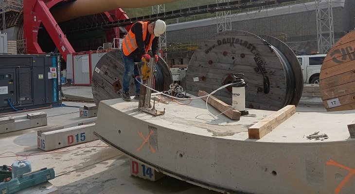 Odwierty kontrolne z betonowych elementów obudowy tunelu (tubingów) budowanego w ciągu drogi S19. Fot. GDDKiA