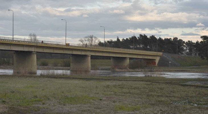 Warta pod mostem w Pyzdrach. Fot. Squik1945/Wikimedia