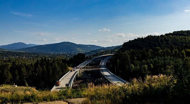 Z uwagi na ukształtowanie terenu droga ekspresowa S7 Kraków–Myślenice będzie wymagała realizacji licznych obiektów inżynieryjnych, w tym estakad. Fot. poglądowa: Dominik Zarębski/Adobe Stock.