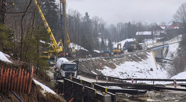 Obecnie trwają roboty związane z zabezpieczeniem aktywnego osuwiska w Cisnej, w ciągu drogi wojewódzkiej nr 893. Fot. ZDW w Rzeszowie