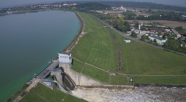 Zbiornik Mietków podczas powodzi we wrześniu 2024 roku gromadził nadmiar wody w granicach maksymalnego poziomu piętrzenia, czyli pojemności blisko 77 mln m sześc. Fot. Wody Polskie