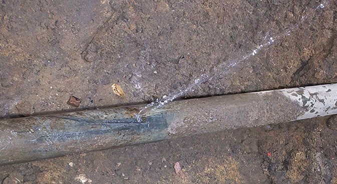 FOT. 1. | Przykłady awarii rur przyłączy wodociągowych ze stali