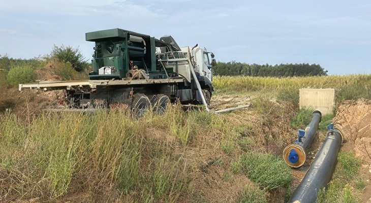 FOT. 1. | Zabudowana na podwoziu samochodu ciężarowego pompa wysokociśnieniowa z napędem spalinowym wykorzystywana do podnoszenia ciśnienia wody podczas prób szczelności rurociągu