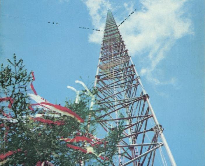Wciąganie wiechy, zdjęcie z okładki „Młodego Technika”, 1974. Źródło: Wikimedia