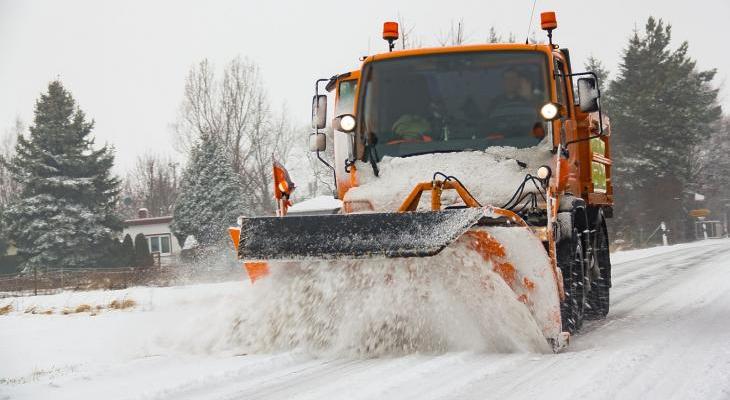 Czy zima zaskoczy nas na drogach? Ile czasu mają drogowcy na uprzątnięcie dróg? Fot. JNaether/Shutterstock.com