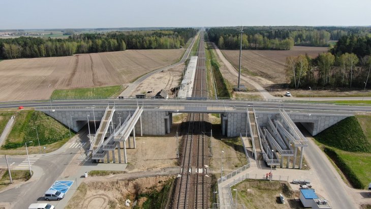Dąbrowa-Kity: widok na wiadukt i perony. Fot. Paweł Mieszkowski/PKP PLK
