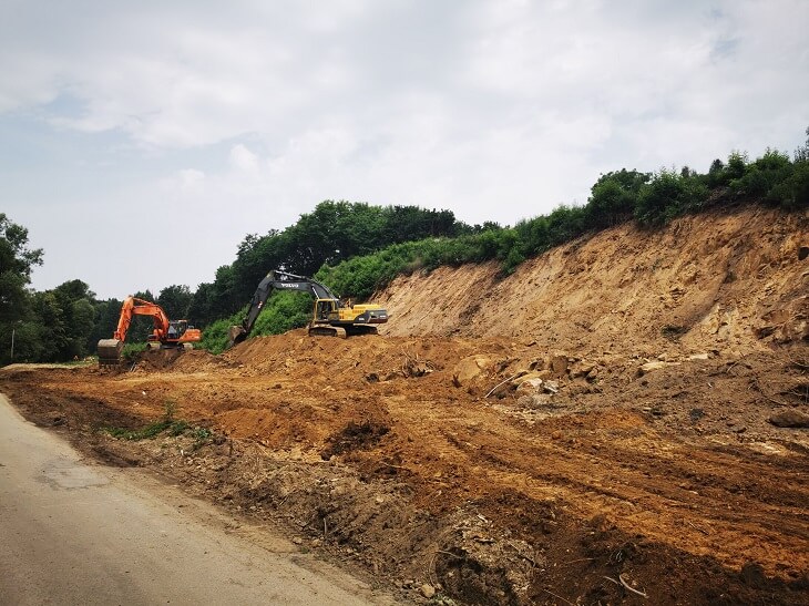 Przygotowanie skarpy pod zabudowę peronu na mijance w Barwałdzie Średnim. Fot. Anna Zając / PKP PLK