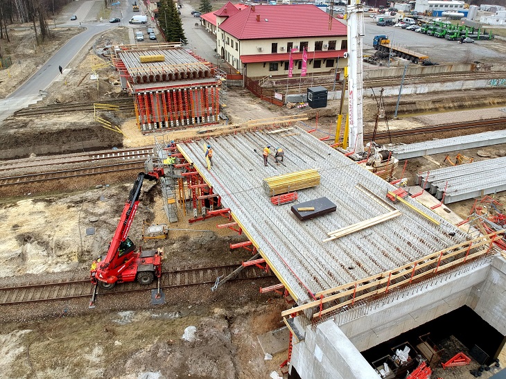 Budowa wiaduktu drogowego w Trzebini. Fot. PKP PLK