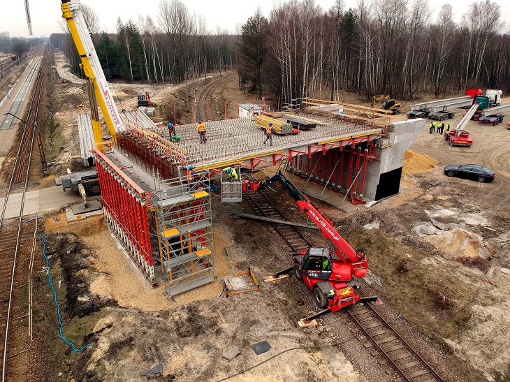 Budowa wiaduktu drogowego w Trzebini. Fot. PKP PLK