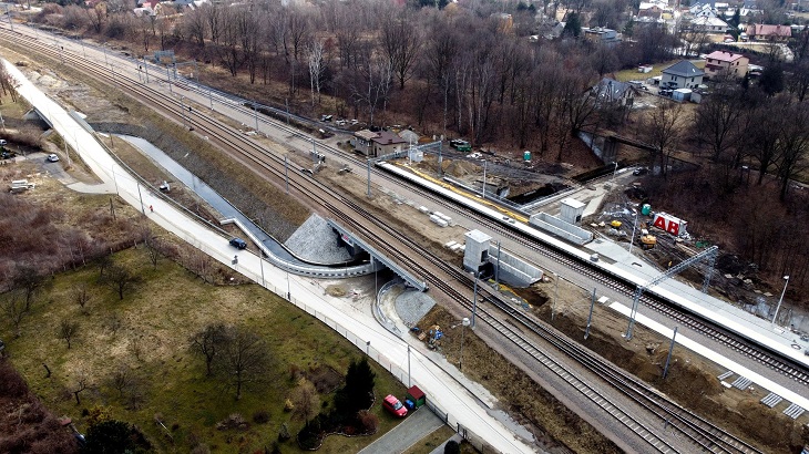 Most nad Serafą przy przystanku kolejowym Kraków Złocień. Fot. PKP PLK