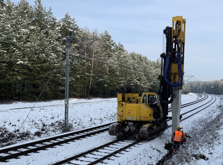 Palowanie, budowa słupów sieci trakcyjnej. Fot. PKP PLK