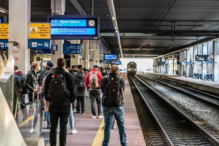 Podróżni na peronie stacji Poznań Główny. Fot. Rafał Meszka/PKP PLK