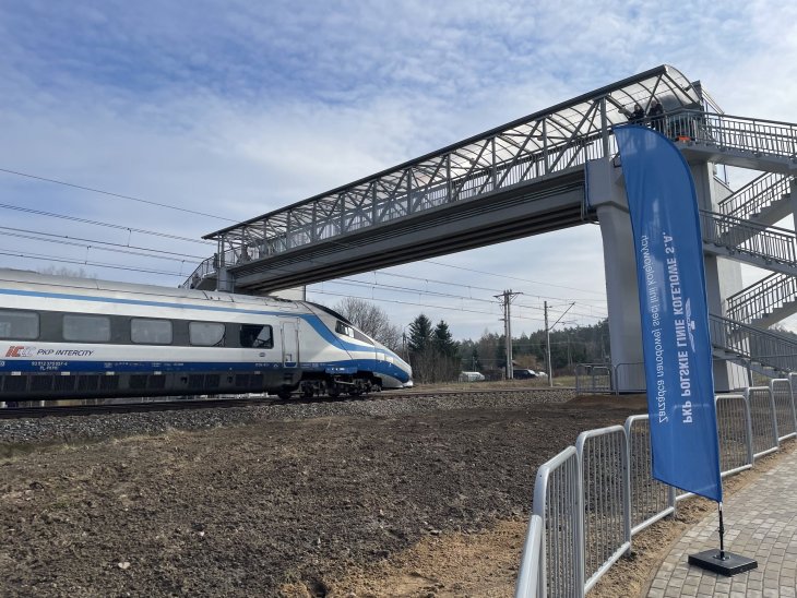 Pociąg pod kładką w Ciechanowie. Fot. Anna Znajewska-Pawluk/PKP PLK