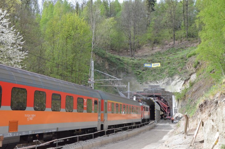 Pociąg wjeżdża do tunelu od strony wschodniej (Janowic Wielkich). Fot. PKP PLK