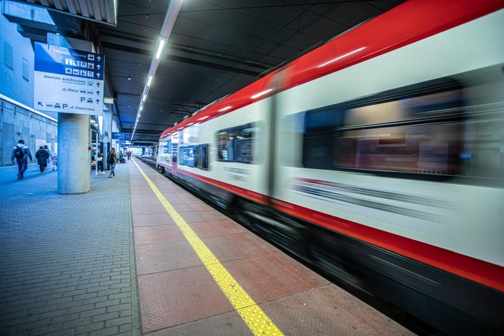 Pociąg przy peronie stacji Poznań Główny. Fot. Rafał Meszka/PKP PLK
