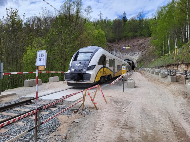 Pociąg w tunelu w Trzcińsku. Fot. Radosław Śledziński/PKP PLK