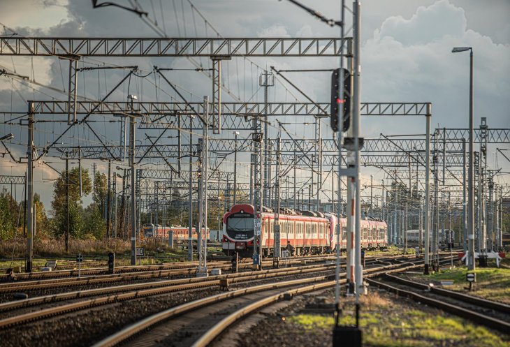 Pociąg zbliżający się do stacji Poznań Główny. Fot. Rafał Meszka/PKP PLK