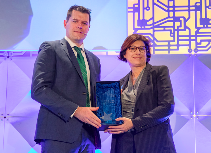 Nagrodę dla najaktywniejszego operatora odbiera Elisabetta Ripa z firmy Open Fiber