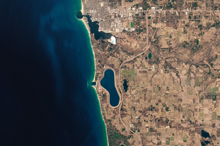 Fot. NASA Earth Observatory/Wanmei Liang, dane Landsat: USGS.