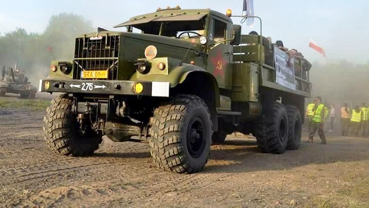 Do transportu T-72, jako ciągnik, posłuży sześciokołowy wojskowy samochód ciężarowy KrAZ-255