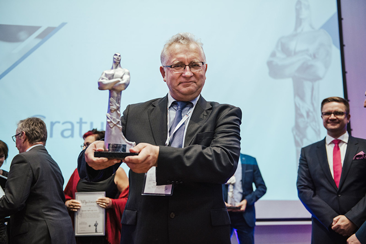 Andrzej Osiński trzyma nagrodę Tytan podczas III Konferencji Gospodarowania Wodami Opadowymi i Roztopowymi fot. Quality Studio 