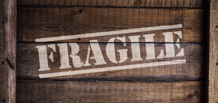 Oznaczenie fragile na skrzyni ze szkłem w środku. Fot. DSV