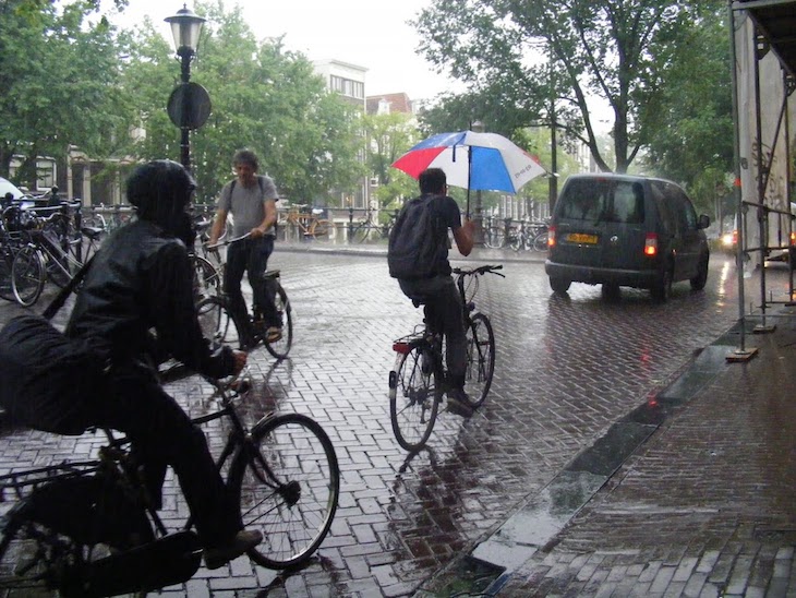 Amsterdam - rowerem, bez względu na pogodę. Fot. Agata Sumara/inzynieria.com