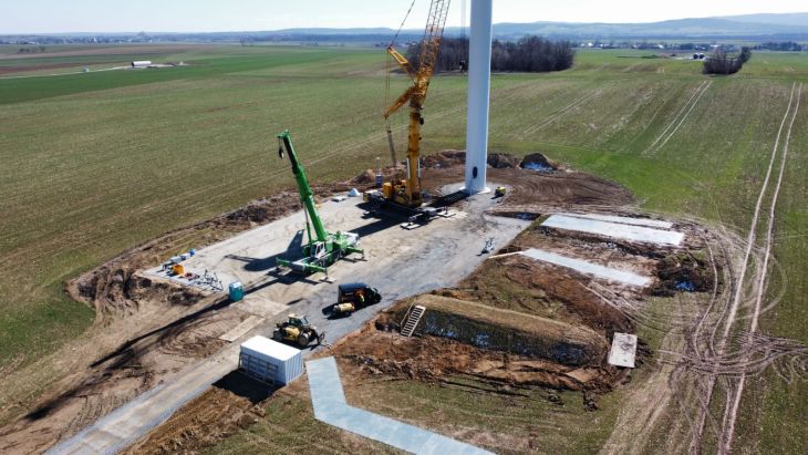Prace montażowe na budowie farmy. Fot. Energa