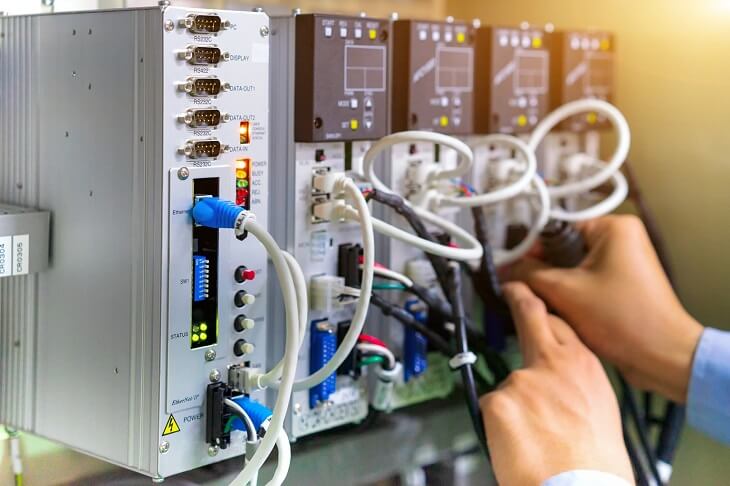 Programowanie sterowników plc - jak wdrożyć programowalne sterowniki logiczne (źródło AdobeStock - autor Nay)