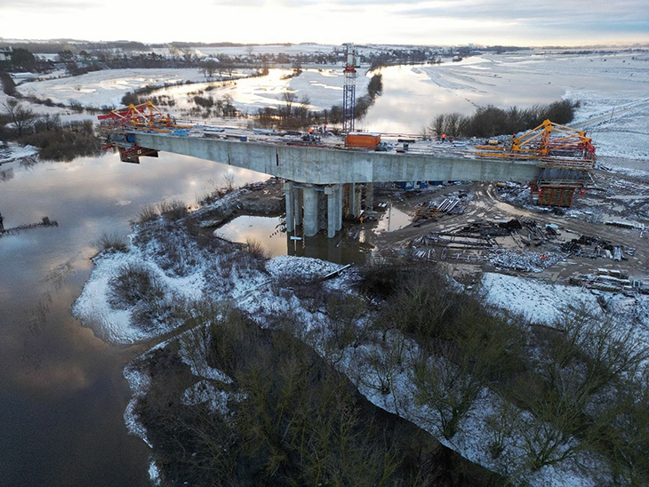 FOT. 11. | S61 Łomża Zachód–Kolno, budowa mostu przez Narew. Fot. GDDKiA
