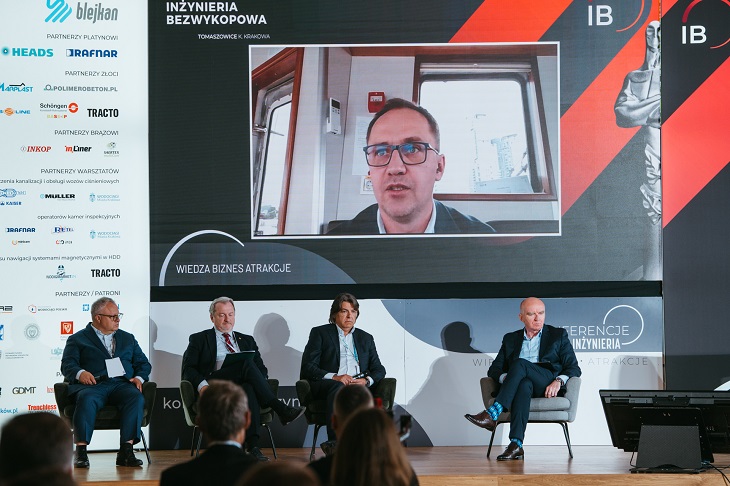 Od lewej: Damian Kowalczyk (CETCO); dr hab. inż. Jan Ziaja, prof. AGH; Jacek Jaworski (HEADS sp. z o.o.);  Robert Osikowicz (ROE); udział online w panelu wziął Jacek Janicki (ZRB Janicki). Fot. Quality Studio dla inzynieria.com
