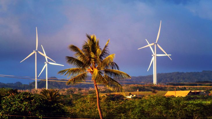 Wieże wiatrowe na hawajskiej wyspie O'ahu. Fot. Hulabear/Shutterstock