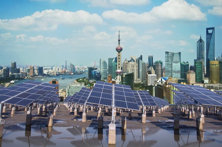 Panele słoneczne na jednym z szanghajskich wieżowców. Fot. crystal51/Shutterstock