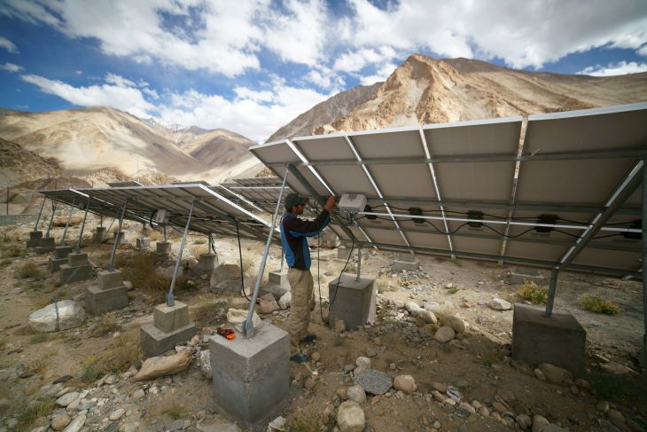 Naprawa paneli słonecznych elektrowni Tangste. Fot. Rahul Ramachandram/Shutterstock
