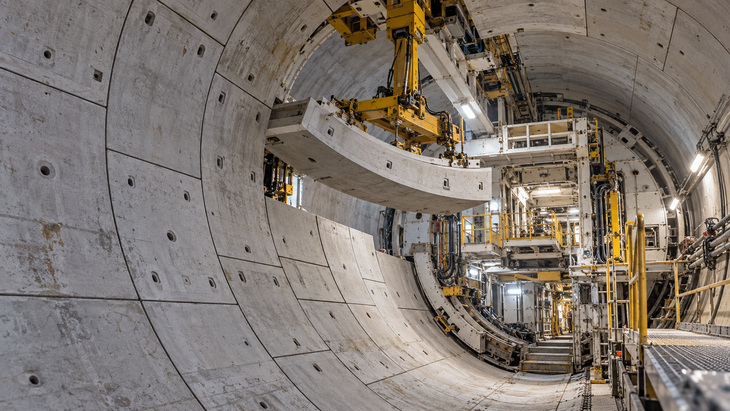 Montaż prefabrykowanych segmentów obudowy tunelu. Fot. Wizualizacja poglądowa stworzona przy pomocy AI