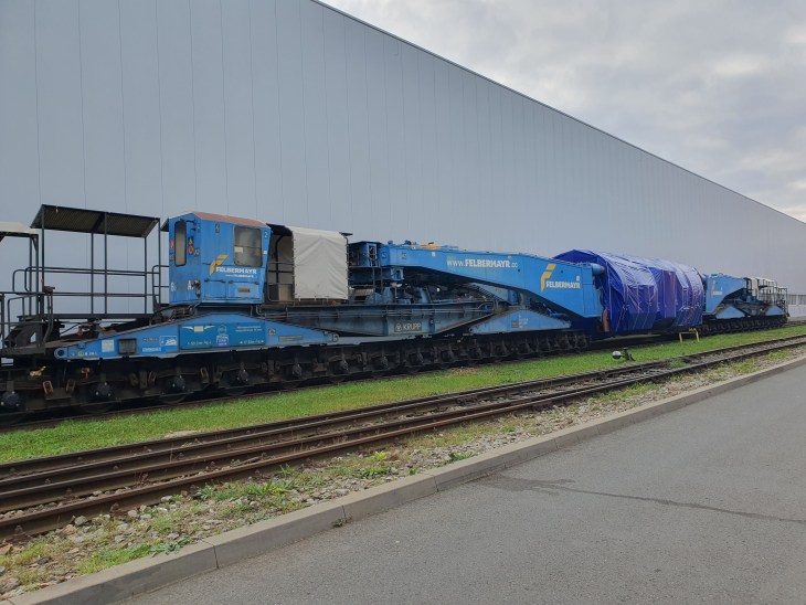 Wagon przewożący 435-tonowy stojan generatora dla elektrowni w Ostrołęce. Fot. Energa