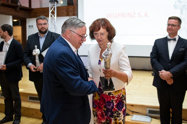 Nagrodę specjalną TYTAN przedstawicielowi firmy WUPRINŻ S.A., Krzysztofowi Koteckiemu, wręcza Teresa Nowak (Uniwersytet Zielonogórski)