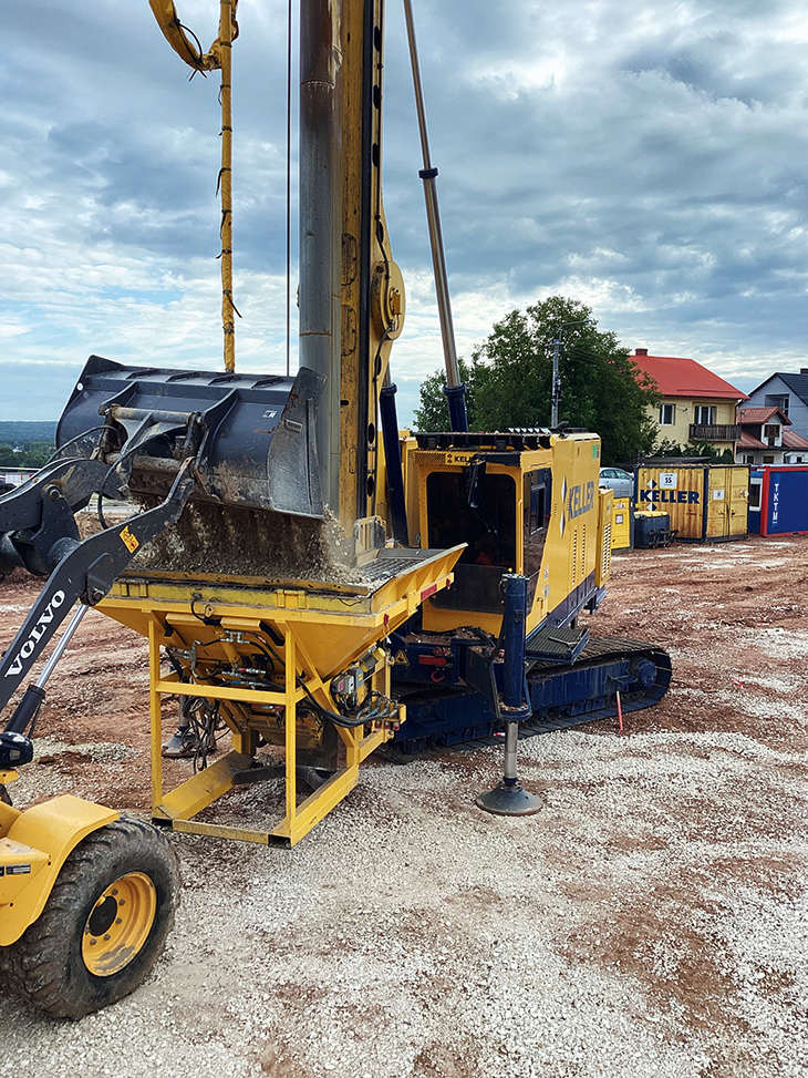 FOT. 3. | Wykonywanie kolumn z przekruszu  betonowego