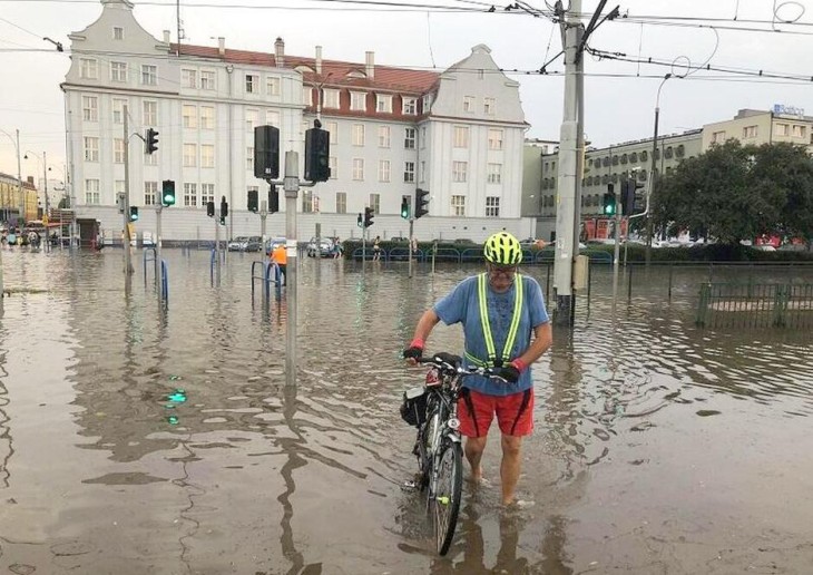 Skrzyżowanie zalane po ulewie w sierpniu 2018 r. Fot. Roman Daszczyński/gdansk.pl