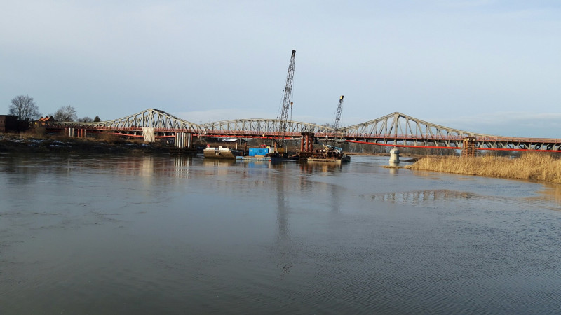 Budowa mostu tymczasowego w Ścinawie. Fot. GDDKiA