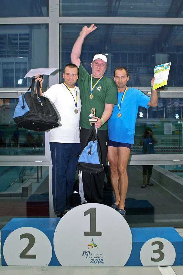 Spartakiada 2012 - zawody w pływaniu mężczyzn na 25 m - zwycięzcy /  fot. z archiwum Katowickich Wodociągów S.A.